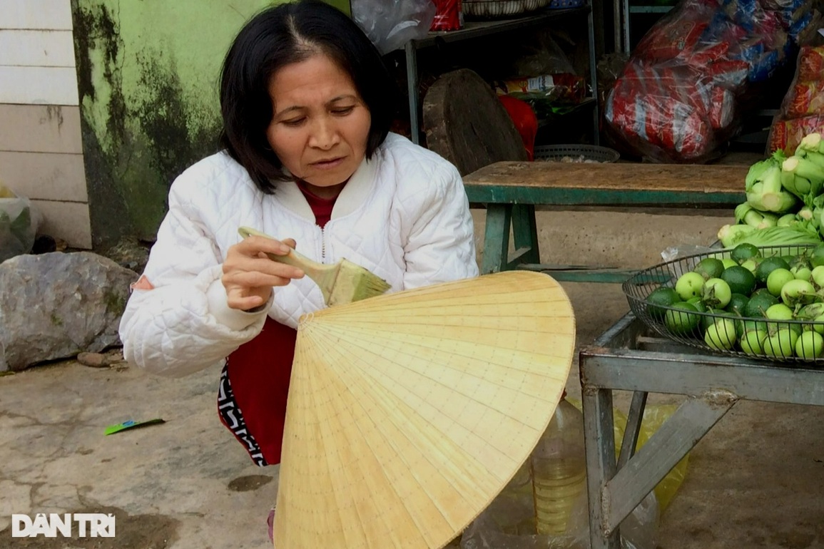 Xót thương người phụ nữ đi bằng 4 chân, tảo tần kiếm rau cháo nuôi mẹ già - 4 Xót thương người phụ nữ đi bằng 4 chân, tảo tần kiếm rau cháo nuôi mẹ già - 4