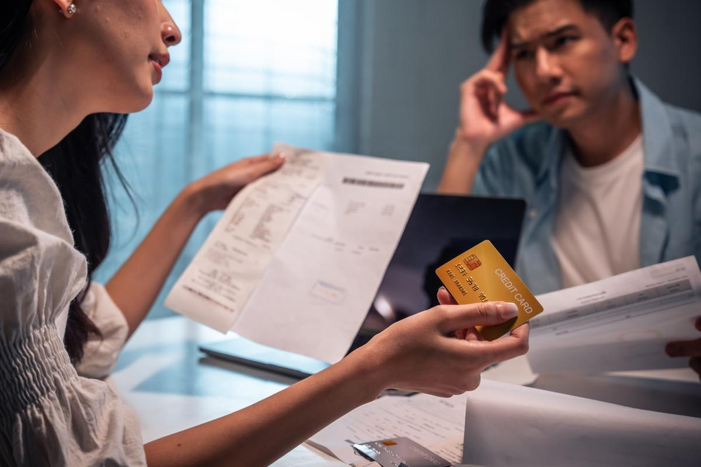 Chồng chỉ đưa 10 triệu đồng/tháng, tôi nghi ngờ lương của anh đi về đâu - 1