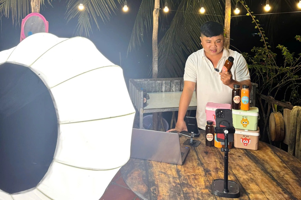 Doanh thu giảm một nửa, người làm nghề livestream sợ cảnh “hết thời”