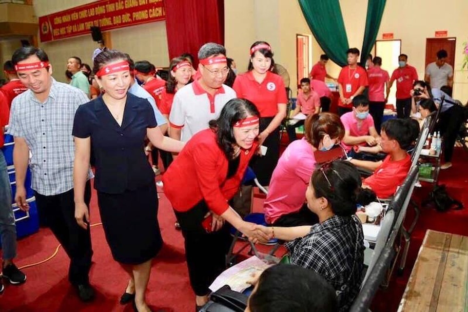 600 người cùng trao “giọt hồng yêu thương” tại chương trình “Hành trình đỏ - 2 600 người cùng trao “giọt hồng yêu thương” tại chương trình “Hành trình đỏ - 2