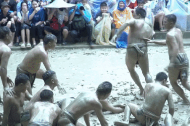 Trận vật cầu nước kịch tính và hài hước dưới trời mưa tầm tã