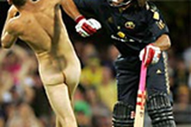 Khán giả trần truồng gây rối trong trận đấu crickê