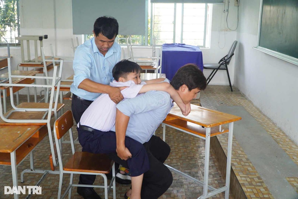 The journey of overcoming difficulties to enter grade 10: Smiles Hành trình vượt khó vào lớp 10: Nụ cười “nở” trên xe lăn - 2