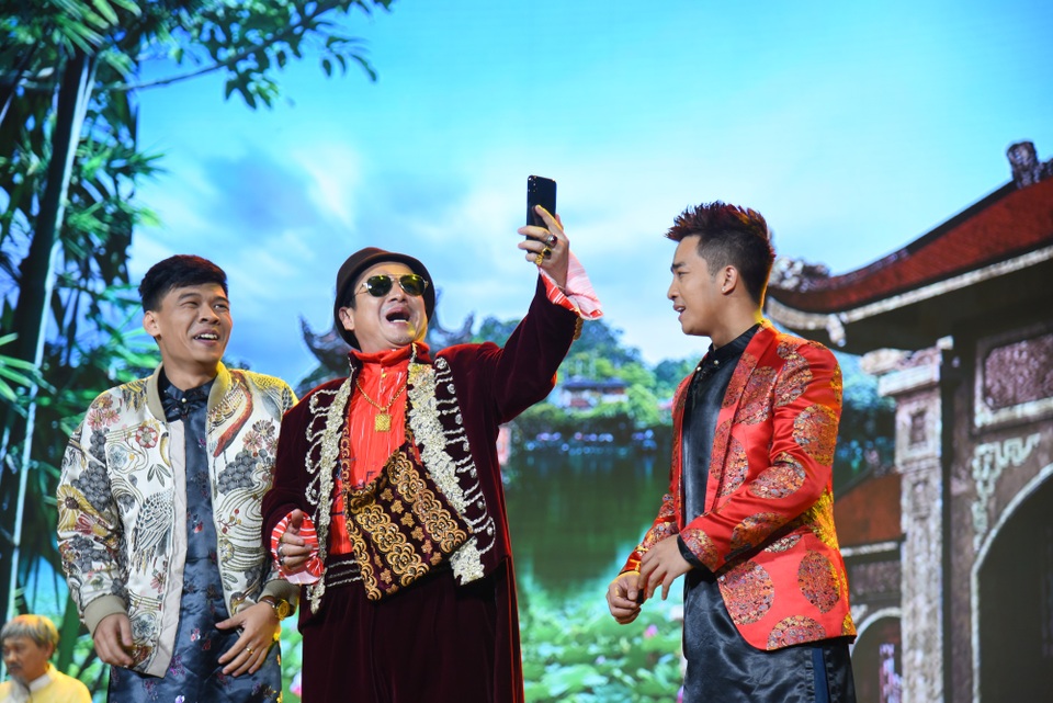 NTK Đức Hùng tiết lộ Tự Long “dỗi hờn”, Xuân Hinh lo lắng khi đóng Gặp nhau cuối năm - 16 NTK Đức Hùng tiết lộ Tự Long “dỗi hờn”, Xuân Hinh lo lắng khi đóng Gặp nhau cuối năm - 16
