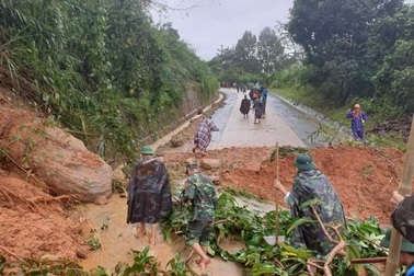 Thượng úy công an bị nước cuốn khi cứu hộ lũ lụt, 11 người mất liên lạc