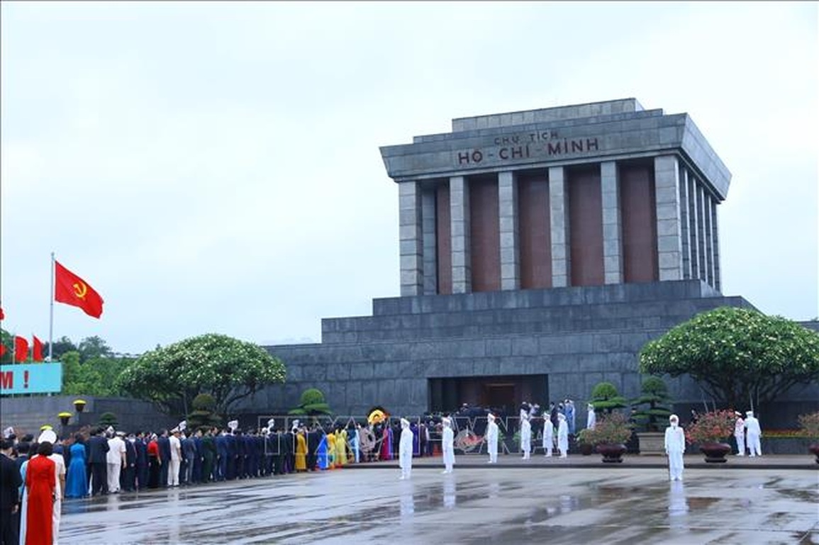 Đại biểu dự họp Quốc hội vào Lăng viếng Chủ tịch Hồ Chí Minh - 4 Đại biểu dự họp Quốc hội vào Lăng viếng Chủ tịch Hồ Chí Minh - 4
