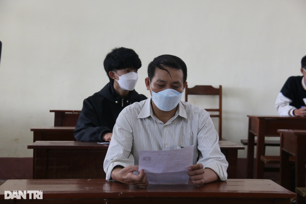Thí sinh 53 tuổi dự thi tốt nghiệp THPT với đôi tay khiếm khuyết - 5 Thí sinh 53 tuổi dự thi tốt nghiệp THPT với đôi tay khiếm khuyết - 5
