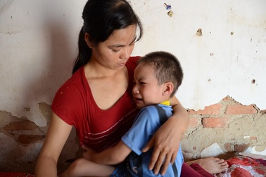 Bố mẹ bệnh nặng ôm con bị ung thư máu giữa ngôi nhà sắp sập