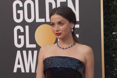 Ana De Armas quyến rũ trên thảm đỏ