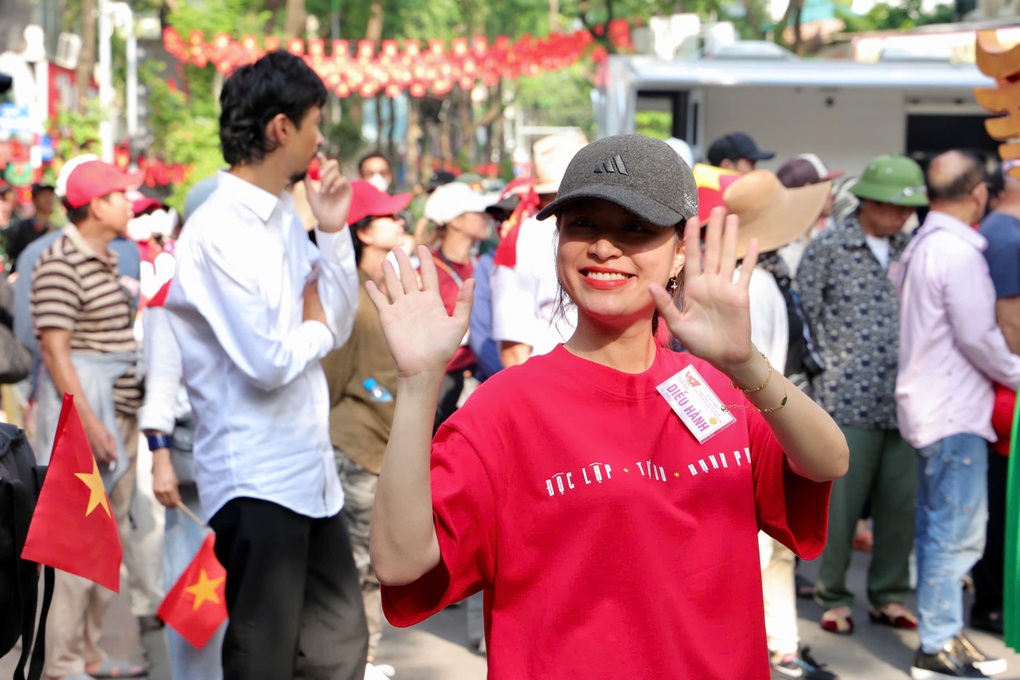 Hoàng Thùy Linh: Tôi bật khóc khi được thông báo tham gia đoàn diễu hành - 3 Hoàng Thùy Linh: Tôi bật khóc khi được thông báo tham gia đoàn diễu hành - 3