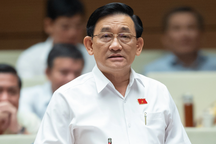 "HLV sẵn sàng thay cầu thủ kém, cán bộ sợ trách nhiệm cũng phải thay ngay"