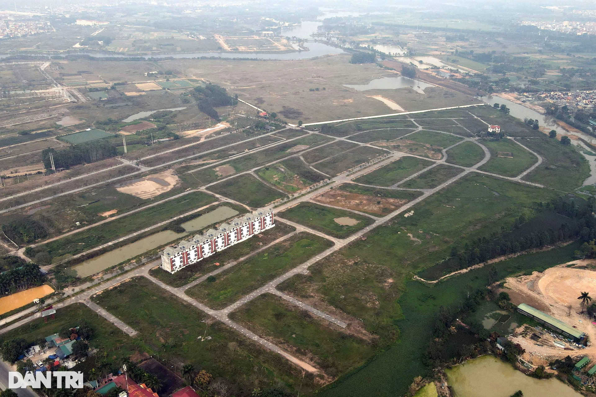 Nhiều khu đô thị đã có cả thập kỷ vẫn để chăn thả bò, trồng cỏ ở Mê Linh - 4 Nhiều khu đô thị đã có cả thập kỷ vẫn để chăn thả bò, trồng cỏ ở Mê Linh - 4