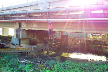 Phát hiện xác người đàn ông treo lơ lửng trên thành cầu