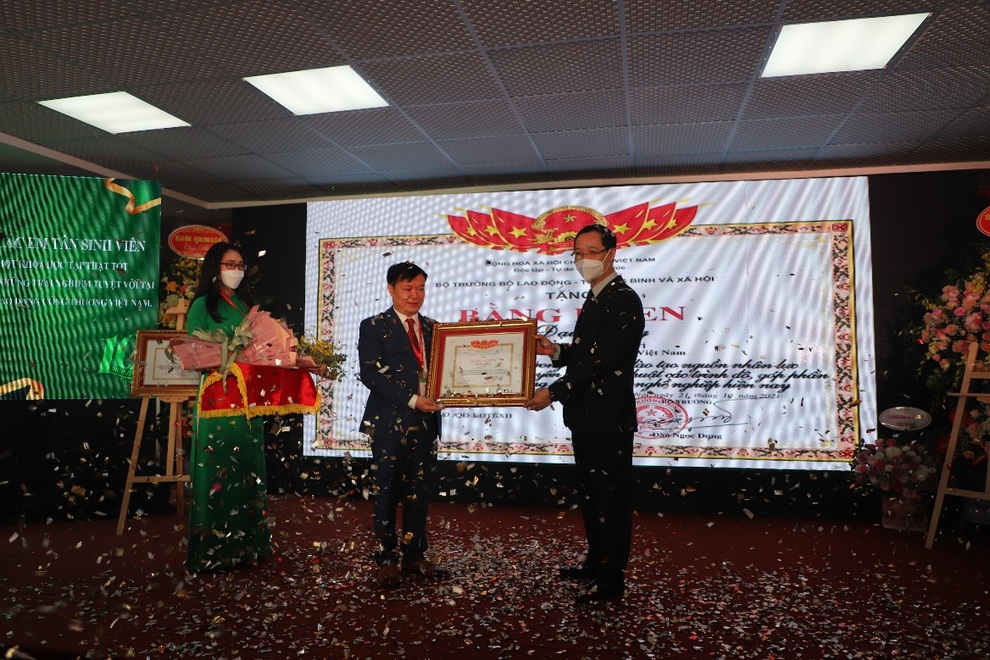 Trường CĐ Công thương Việt Nam được Bộ trưởng Bộ LĐ-TBXH trao bằng khen - 2 Trường CĐ Công thương Việt Nam được Bộ trưởng Bộ LĐ-TBXH trao bằng khen - 2