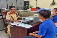 Xử phạt thanh niên chạy xe máy bốc đầu ở TPHCM