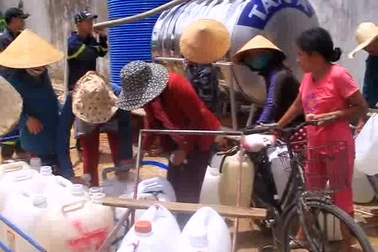 Bình Định điều xe cứu hỏa giải “cơn khát” cho dân vùng đại hạn
