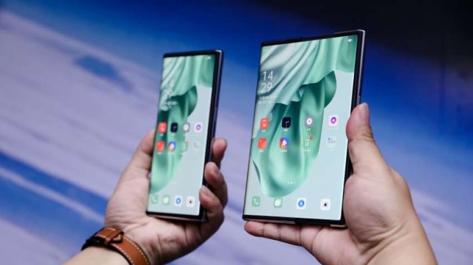 Cận cảnh chiếc smartphone màn hình cuộn đầu tiên trên thế giới - 3 Cận cảnh chiếc smartphone màn hình cuộn đầu tiên trên thế giới - 3