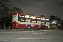 Hai người bị xe khách tông chết khi đang ngồi uống nước bên vệ đường