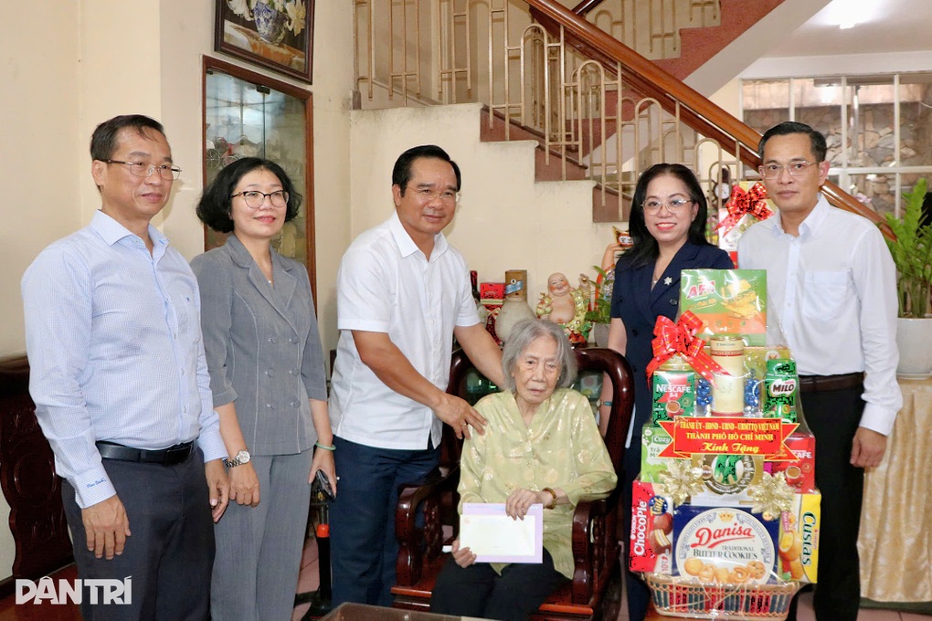 Chủ tịch UBND TPHCM thăm thương, bệnh binh, người có công với cách mạng - 1 Chủ tịch UBND TPHCM thăm thương, bệnh binh, người có công với cách mạng - 1