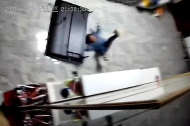 Em bé gặp tai nạn nguy hiểm khi xem TV một mình