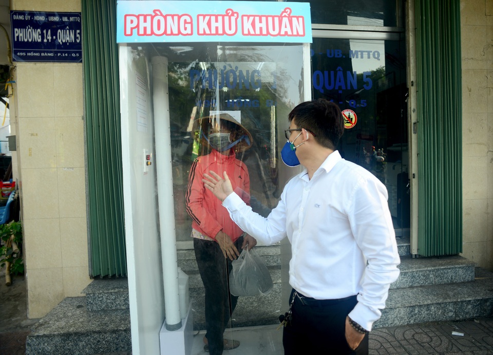 Buồng khử khuẩn.jpg Buồng khử khuẩn.jpg