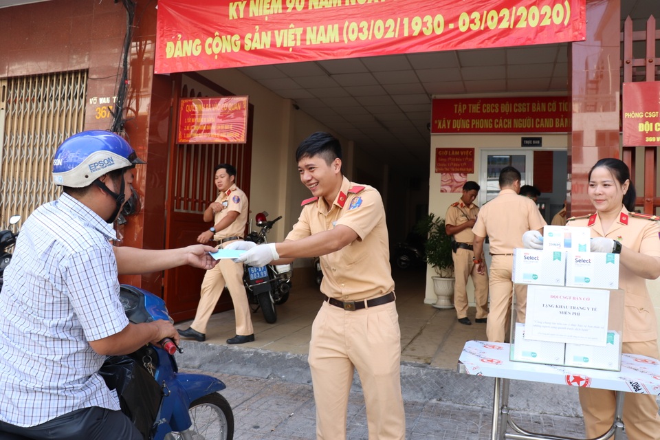 CSGT TPHCM phát khẩu trang miễn phí cho người dân phòng bệnh Corona - 5 CSGT TPHCM phát khẩu trang miễn phí cho người dân phòng bệnh Corona - 5