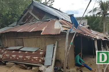 Ngôi nhà sắp sập của gia đình chị Ca khó đứng vững trước mùa mưa bão cận kề