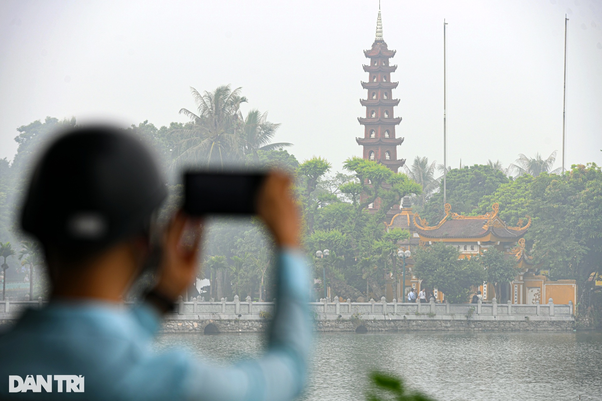Cảnh báo Hà Nội ô nhiễm không khí, nhiều tòa nhà biến mất trong sương mù - 6 Cảnh báo Hà Nội ô nhiễm không khí, nhiều tòa nhà biến mất trong sương mù - 6