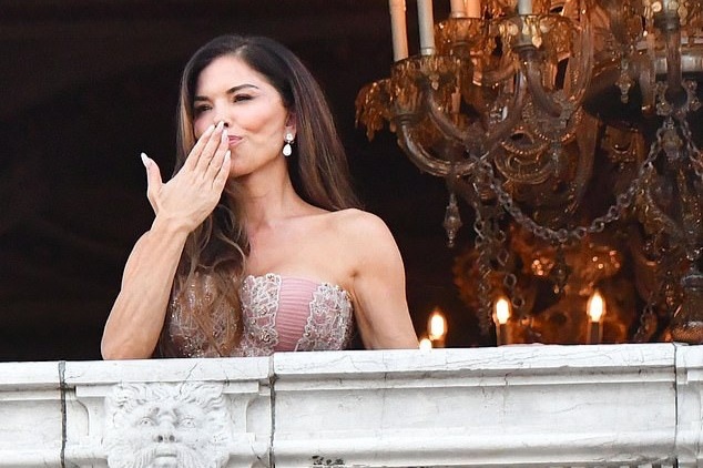 Vợ chồng tỷ phú Jeff Bezos và dàn khách mời toàn sao rời Italy sau đám cưới - 2 Vợ chồng tỷ phú Jeff Bezos và dàn khách mời toàn sao rời Italy sau đám cưới - 2