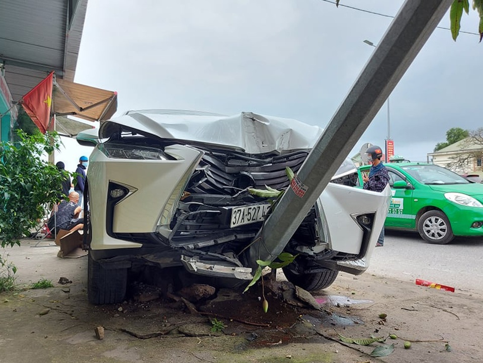 Lexus tông 2 xe máy, leo vỉa hè hạ gục cột đèn - 1 Lexus tông 2 xe máy, leo vỉa hè hạ gục cột đèn - 1