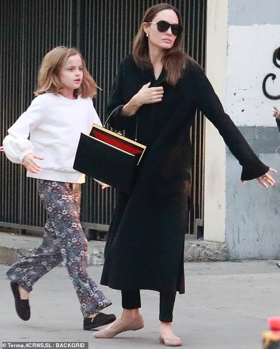 Angelina Jolie giản dị đi mua sắm cùng con gái - 2 Angelina Jolie giản dị đi mua sắm cùng con gái - 2