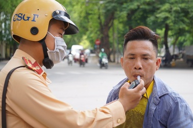 Hà Nội: Hàng loạt "ma men" bị xử phạt ngay khi vừa rời quán bia