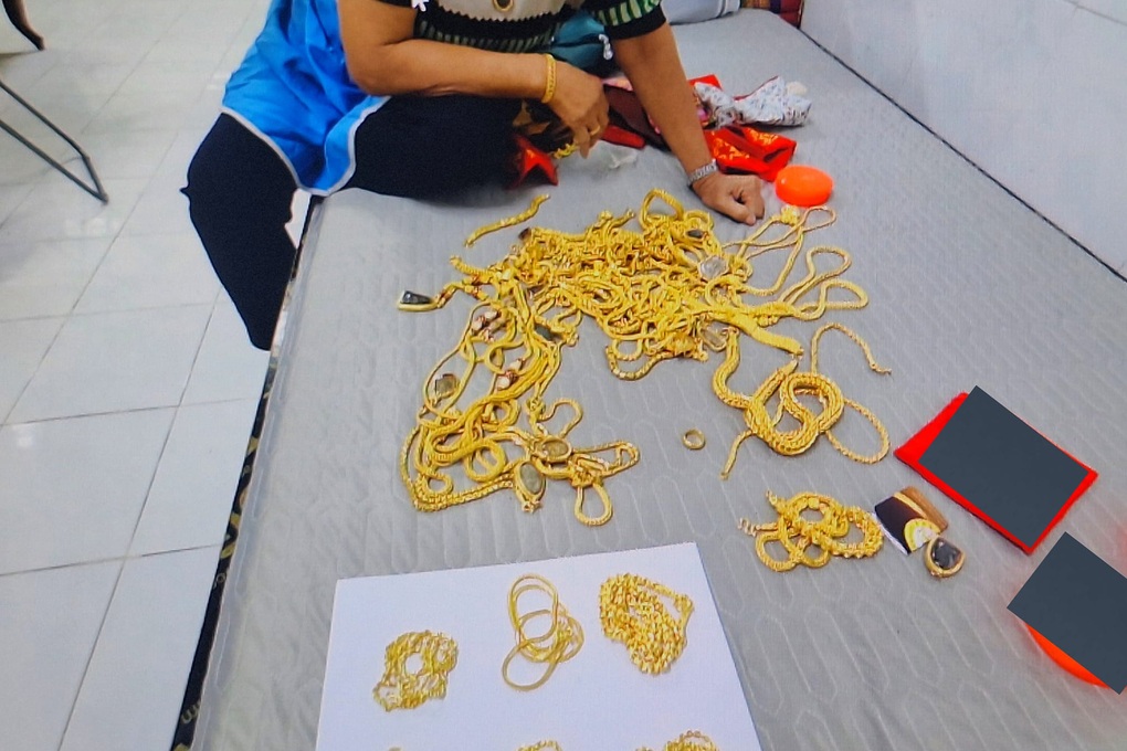 Nữ giúp việc ở Thái Lan trộm vàng tinh vi, ông chủ bất ngờ thấy cả bọc vàng - 1 Nữ giúp việc ở Thái Lan trộm vàng tinh vi, ông chủ bất ngờ thấy cả bọc vàng - 1