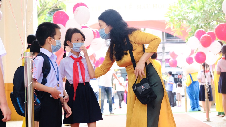Bé lớp 1 ở Đà Nẵng ngày đầu đến trường trong năm học lịch sử - 4 Bé lớp 1 ở Đà Nẵng ngày đầu đến trường trong năm học lịch sử - 4