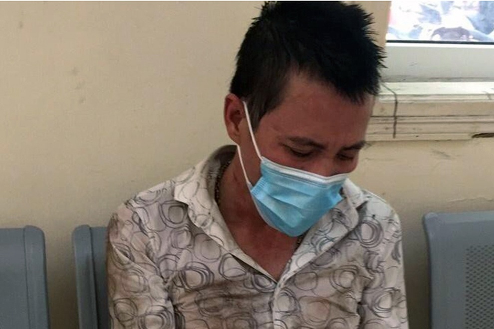 Hà Nội: Mặc vợ can ngăn, gã trai dùng gạch tấn công Cảnh sát giao thông - 1 Hà Nội: Mặc vợ can ngăn, gã trai dùng gạch tấn công Cảnh sát giao thông - 1