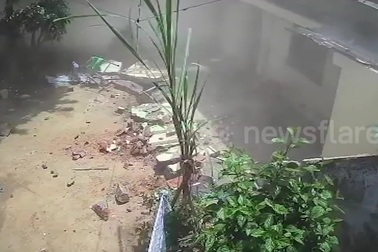 Khoảnh khắc bình ga phát nổ, thổi bay mái nhà