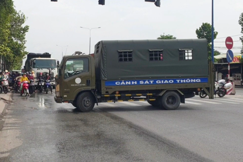 CSGT Bình Dương dùng xe thùng, chặn bắt nhóm mô tô gây náo loạn trên phố - 3 CSGT Bình Dương dùng xe thùng, chặn bắt nhóm mô tô gây náo loạn trên phố - 3