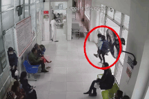 Phút nghẹt thở phụ xe buýt ở Hà Nội cõng cụ ông ngất xỉu đi cấp cứu