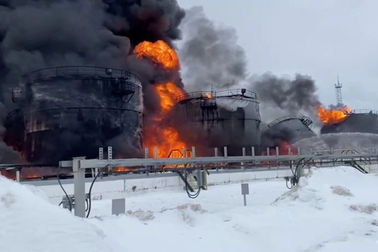 Ukraine dùng UAV tầm bắn 1.000km tập kích huyết mạch kinh tế Nga