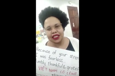 Người nước ngoài tại Việt Nam cảm ơn lực lượng chống dịch Covid-19