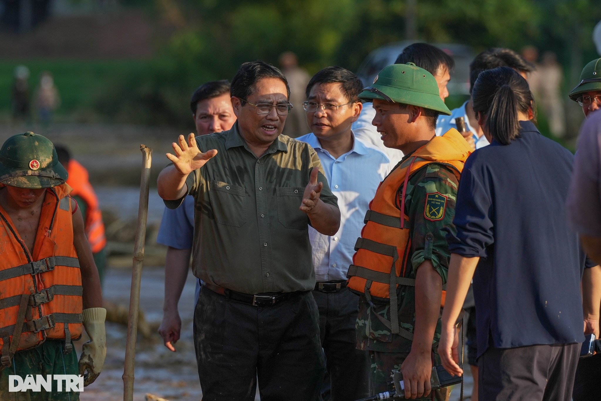 View - Thủ tướng Phạm Minh Chính xúc động khi thấy nước mắt của người dân Làng Nủ | Báo Dân trí