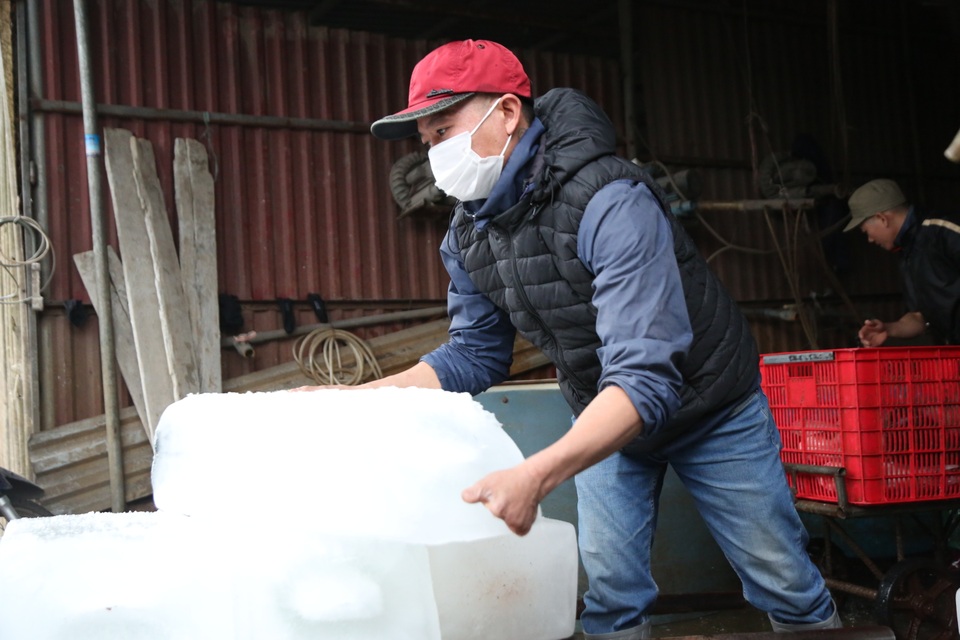 Hà Nội: Đông giá hơn 10 độ C, thợ nước đá vẫn miệt mài làm việc - 6