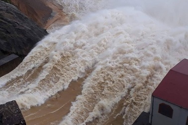 Thủy điện là “công thần” hay “tội đồ” gây nên lũ chồng lũ?