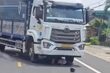 Bé gái 11 tuổi tử vong khi lái xe đạp điện sang đường