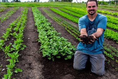 Ông bố 4 con về quê trồng rau, nuôi gà để giúp đỡ cộng đồng