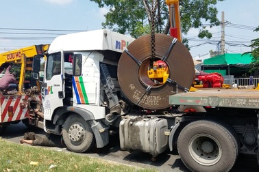 Cuộn sắt hơn 20 tấn đè móp cabin, tài xế may mắn thoát chết