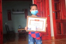 Học sinh lớp 3 dũng cảm cứu 2 em nhỏ đuối nước tiếp tục được tặng giấy khen