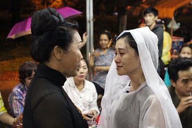 NSND Bạch Tuyết, Lệ Thủy viếng NSND Thanh Tòng trong đêm