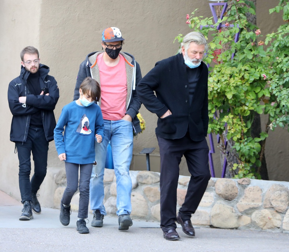 Alec Baldwin không tuân thủ nguyên tắc dùng súng trên phim trường - 4 Alec Baldwin không tuân thủ nguyên tắc dùng súng trên phim trường - 4