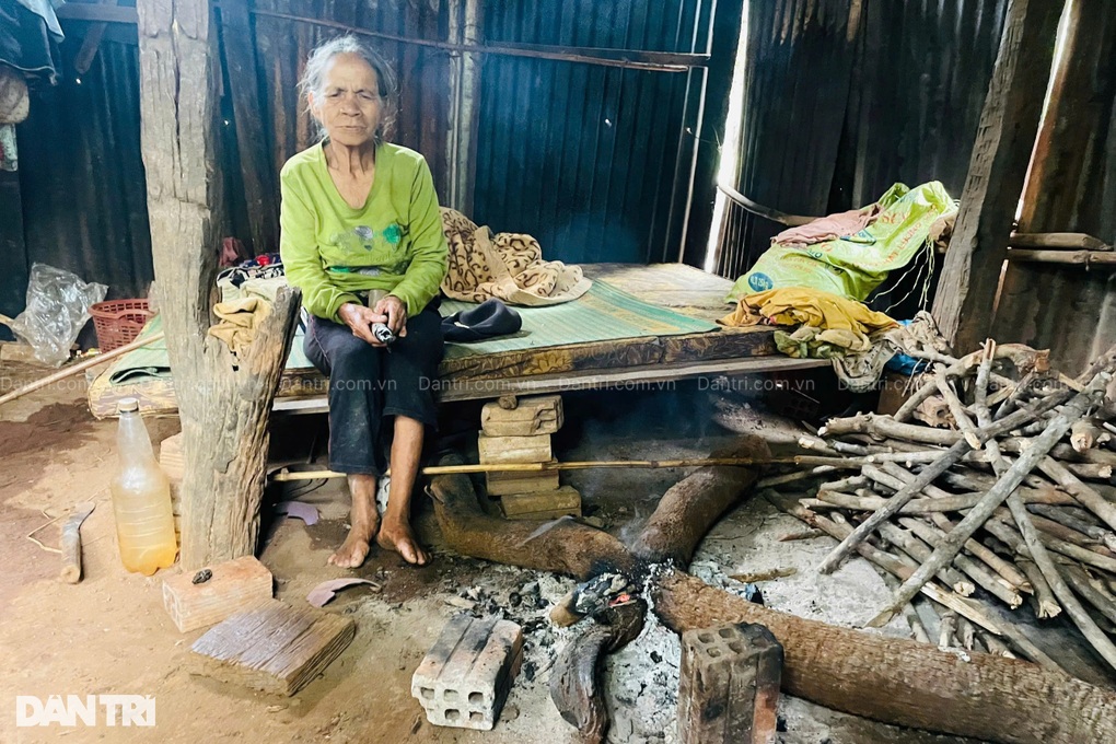 Lo nhà sập, cụ bà 97 tuổi sống cô đơn trong căn bếp rách nát - 2 Lo nhà sập, cụ bà 97 tuổi sống cô đơn trong căn bếp rách nát - 2
